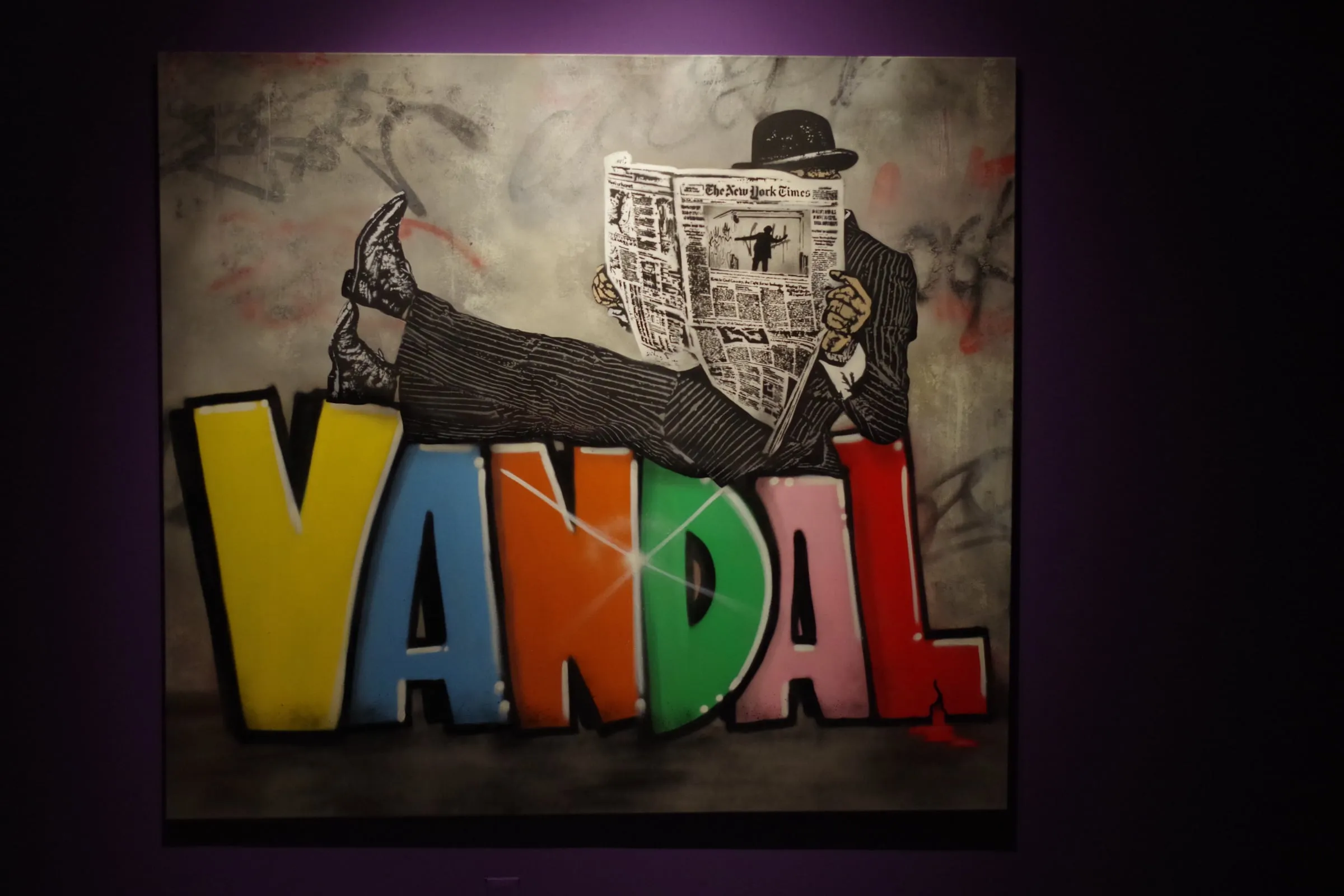 신문 읽는 남자와 VANDAL 글자 그림