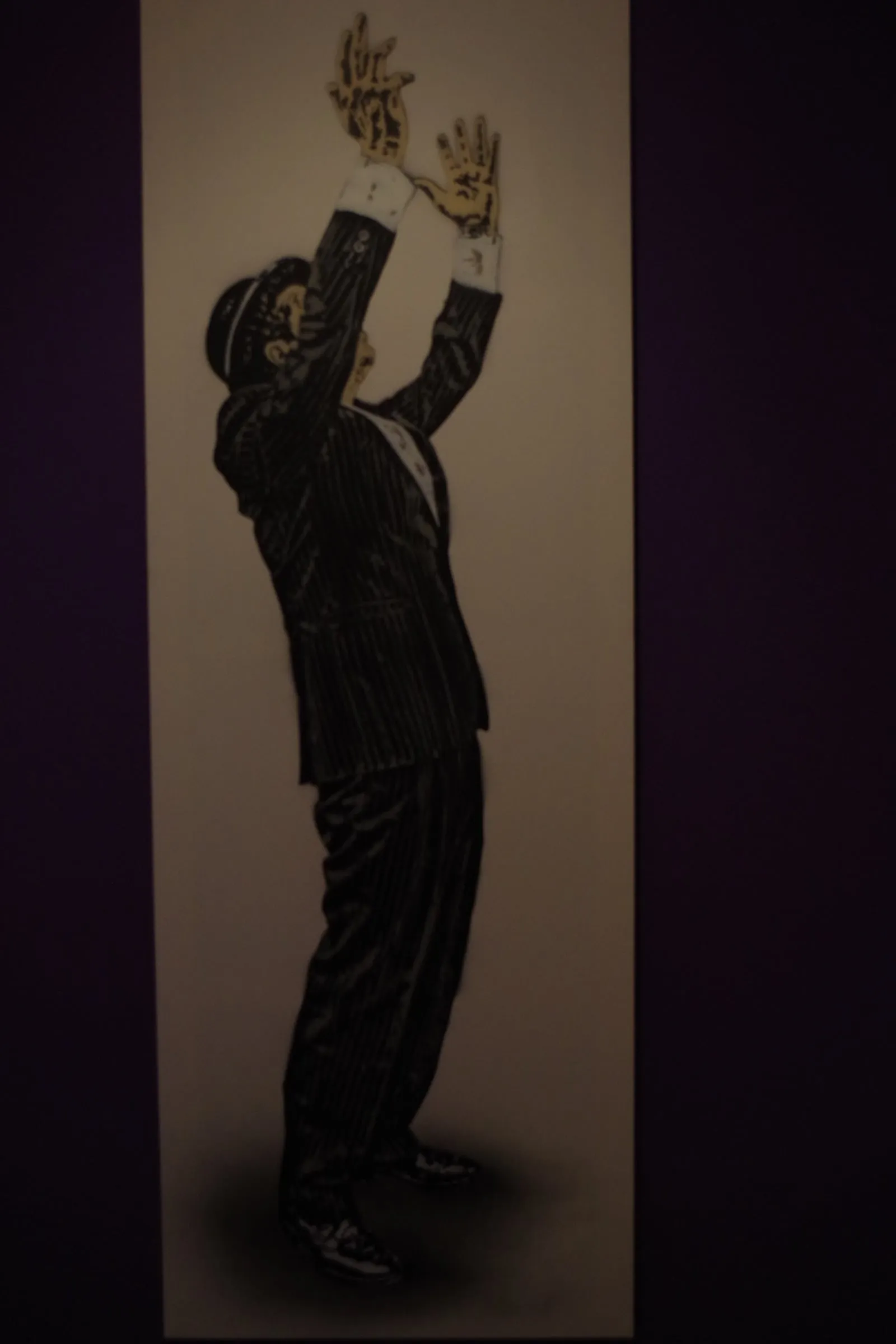 두 손을 위로 뻗은 정장 차림 남자 그림