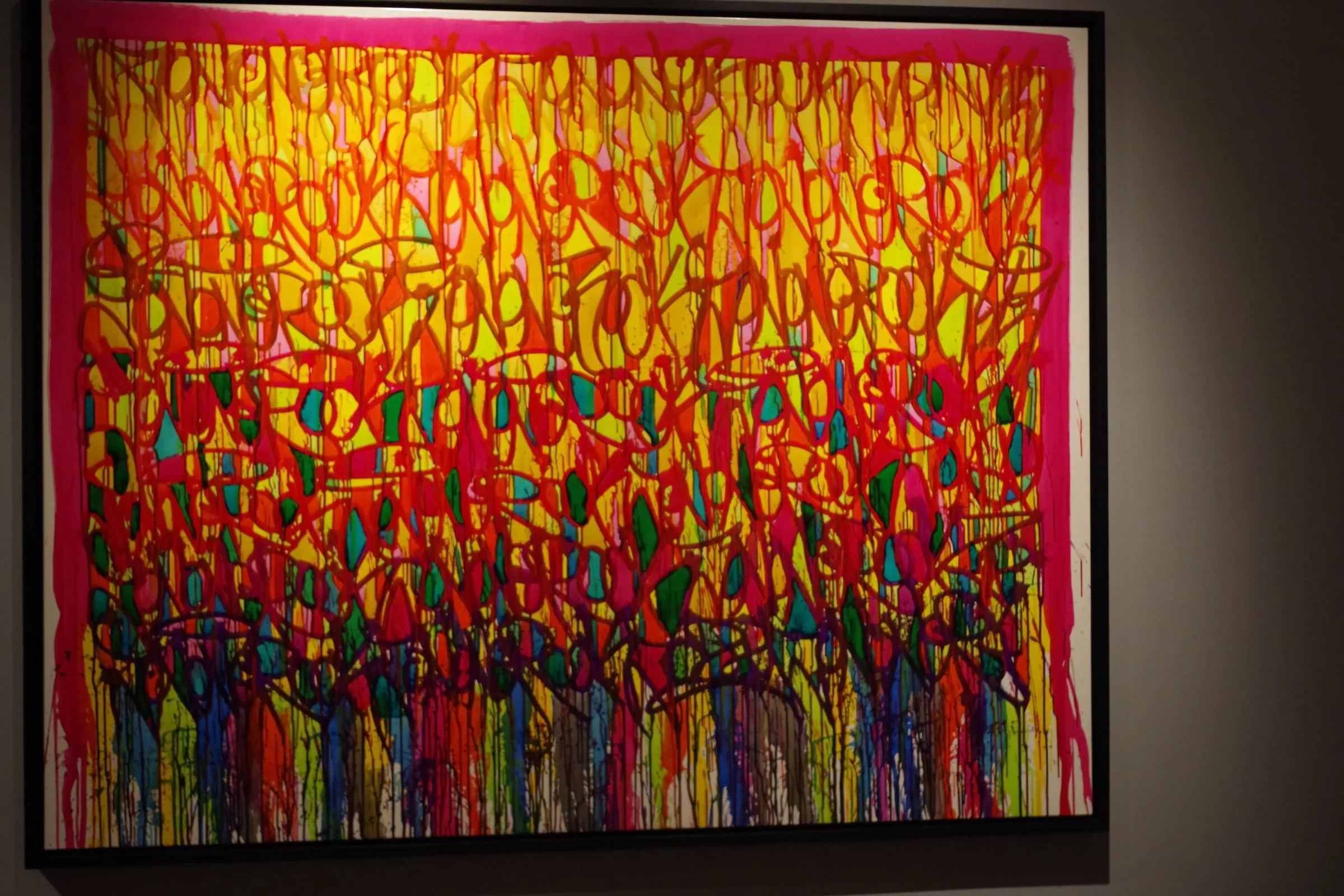 빨강과 노랑 글자로 빽빽한 그림