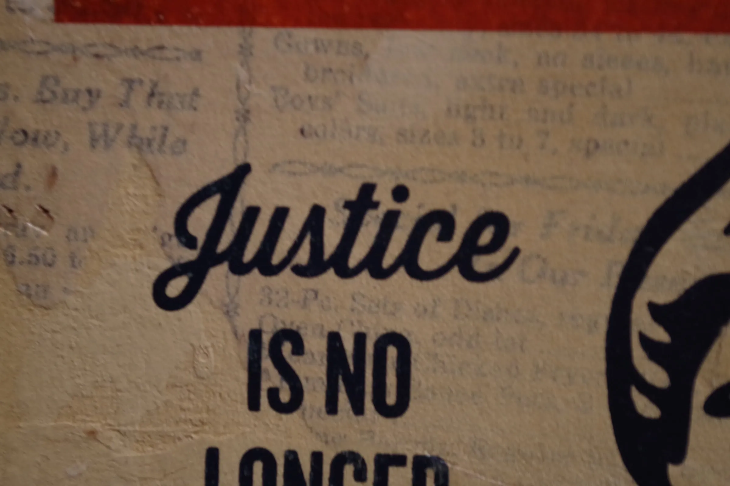 Justice is no longer 글자를 가까이서