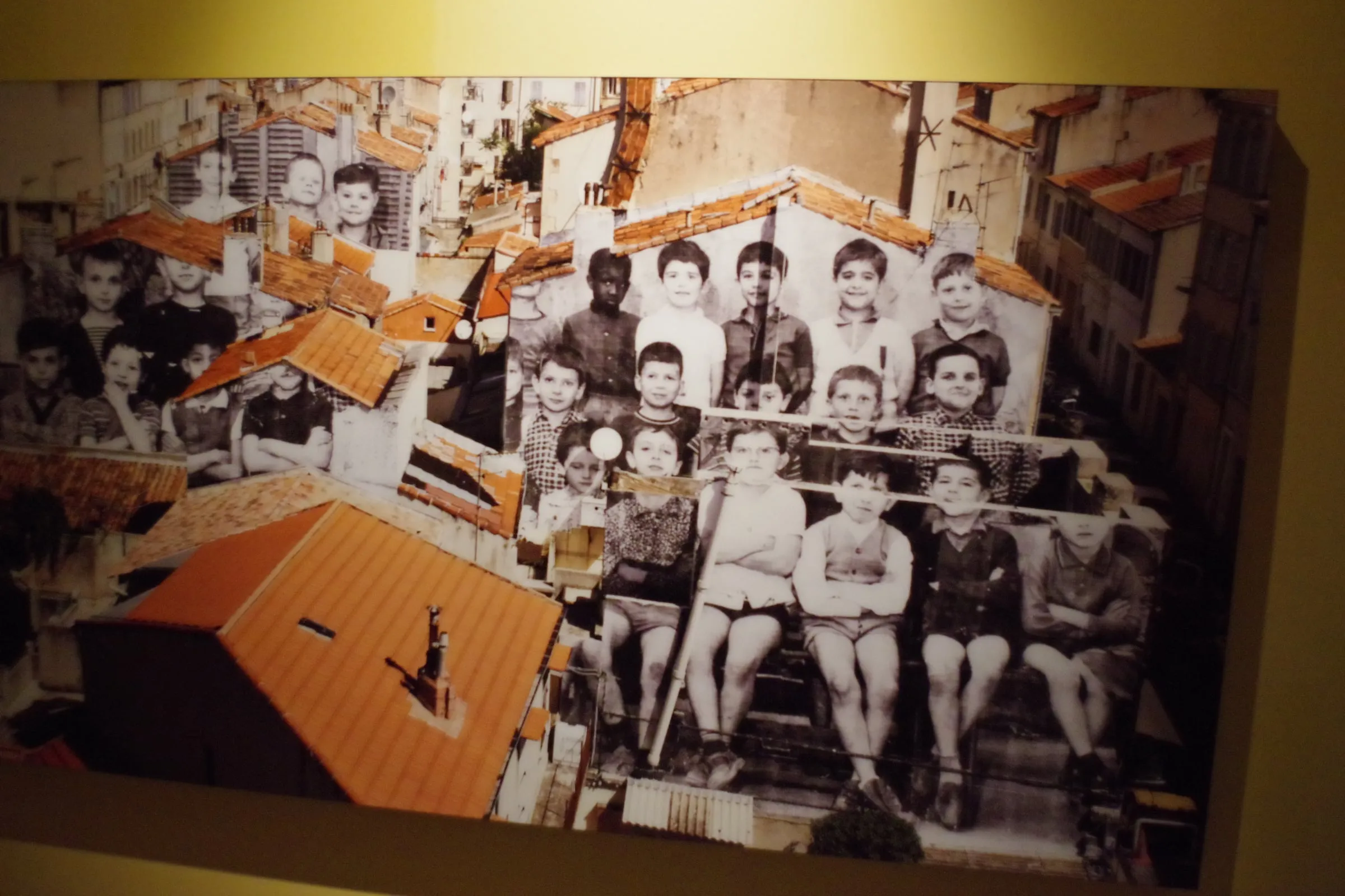 지붕 위 아이들 사진을 비스듬히