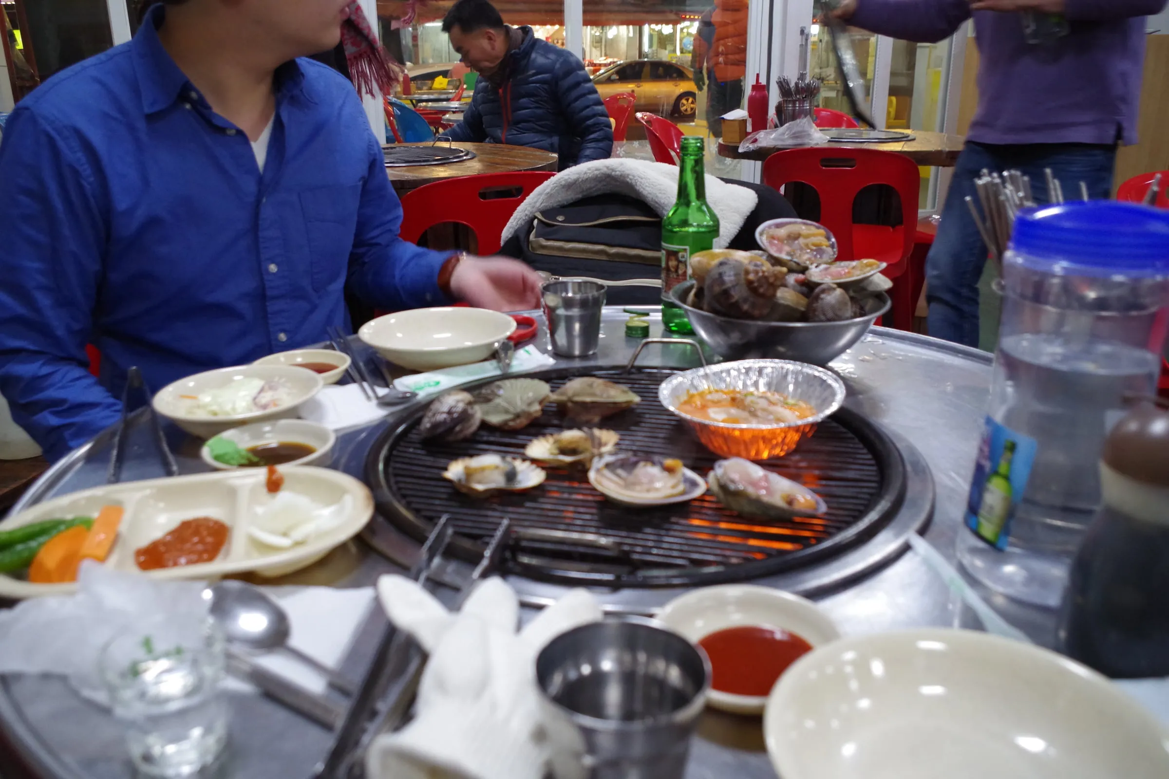 조개구이를 굽는 식탁