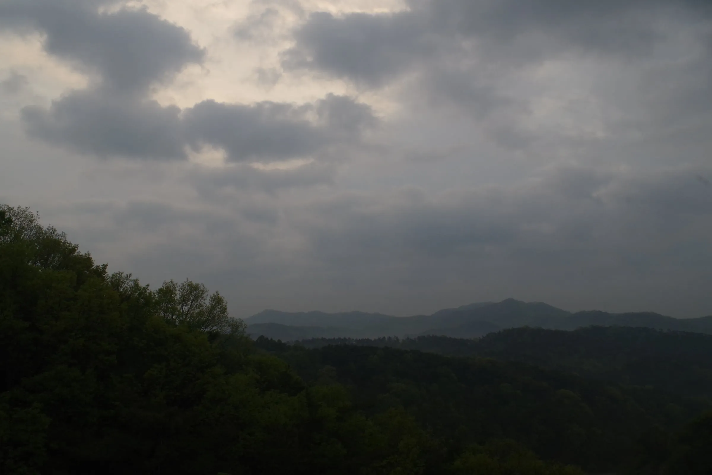 구름 덮인 하늘 아래 산 능선
